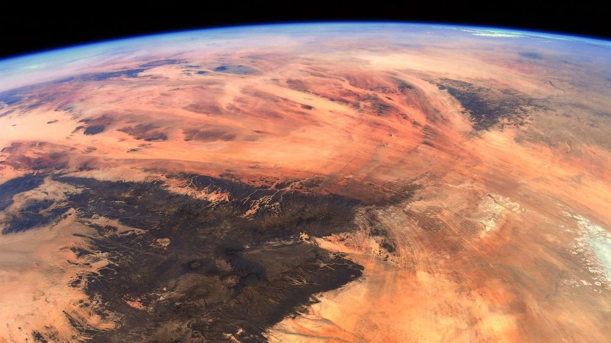 Astronaut vyfotil unikátní snímky pouště z oběžné dráhy